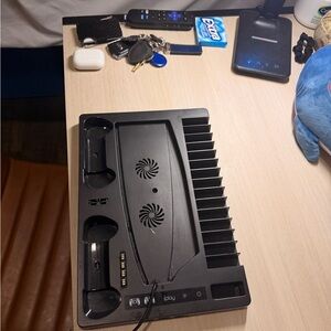 i play. Black Console